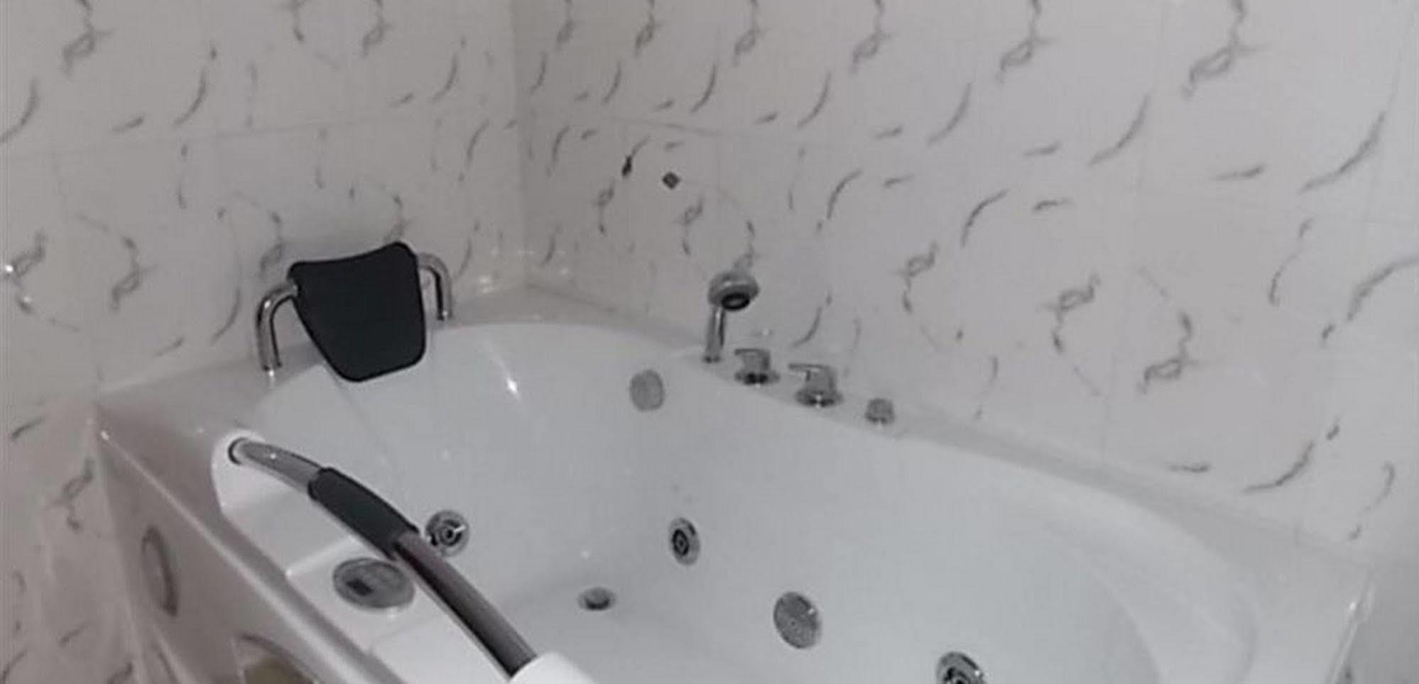 Crown Cottage Hotel Икея Экстерьер фото