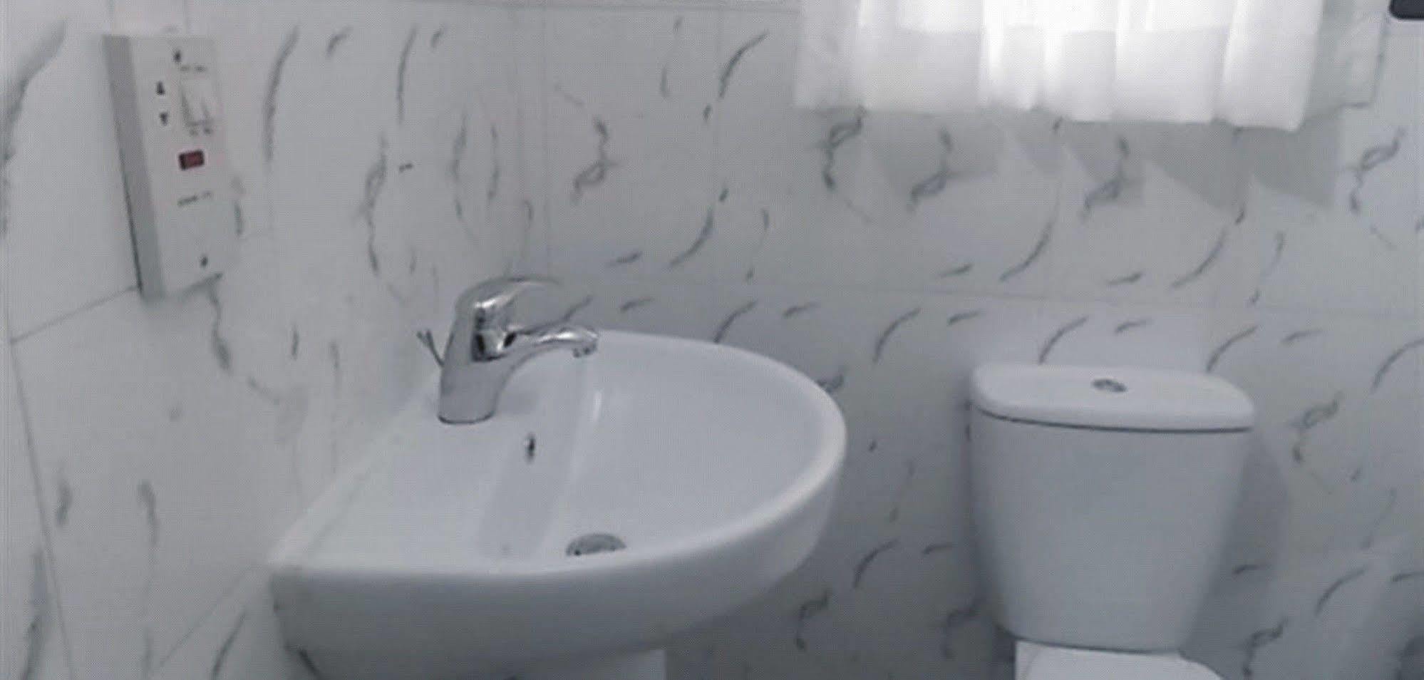 Crown Cottage Hotel Икея Экстерьер фото