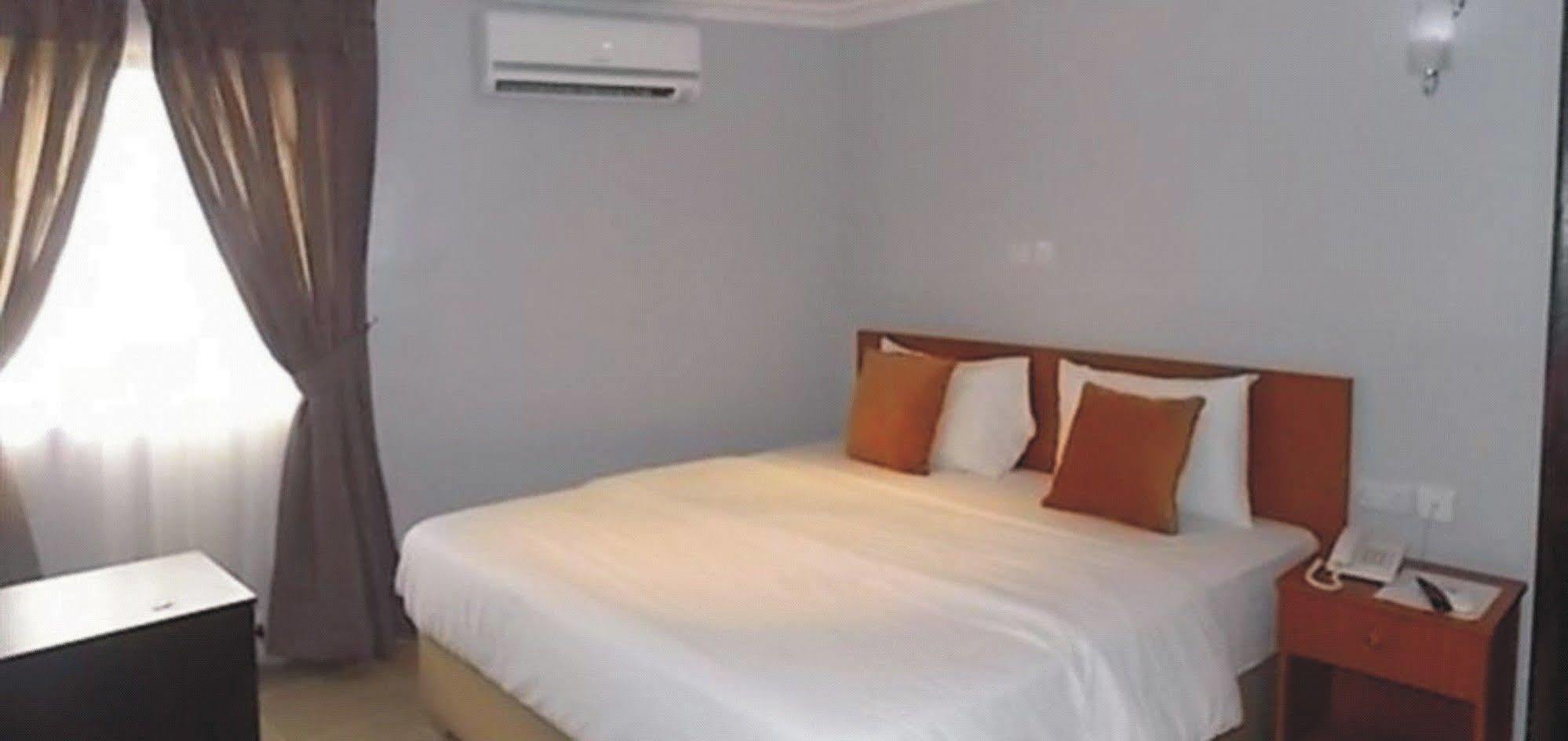 Crown Cottage Hotel Икея Экстерьер фото
