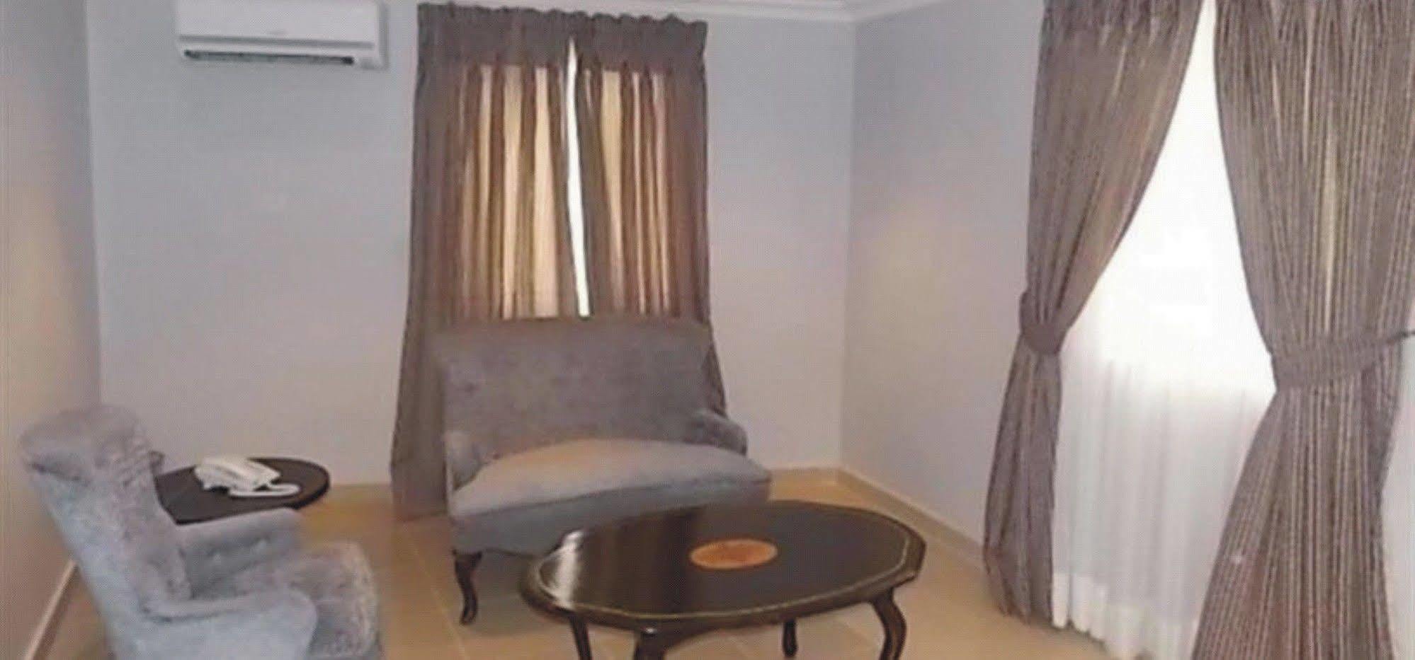 Crown Cottage Hotel Икея Экстерьер фото